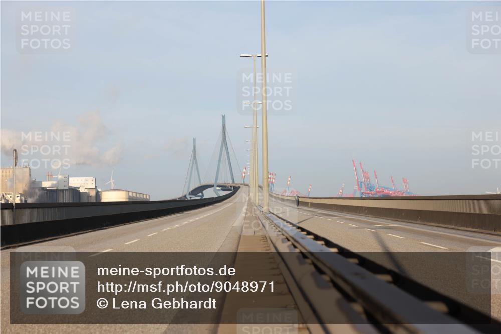03.10.2025 - Köhlbrandbrückenlauf Lena Gebhardt http://msf.ph/oto/9048971 03.10.2025 09:07:47 Position 1  meine-sportfotos.de