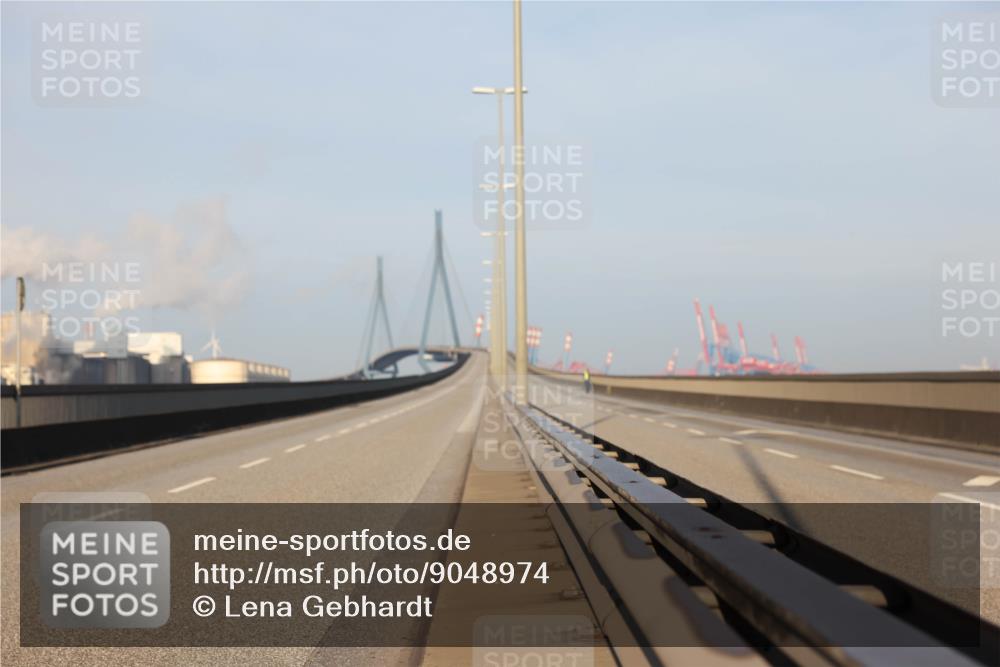 03.10.2025 - Köhlbrandbrückenlauf Lena Gebhardt http://msf.ph/oto/9048974 03.10.2025 09:07:50 Position 1  meine-sportfotos.de