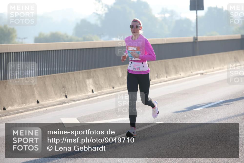 03.10.2025 - Köhlbrandbrückenlauf Lena Gebhardt http://msf.ph/oto/9049710 03.10.2025 09:13:11 Position 1  meine-sportfotos.de