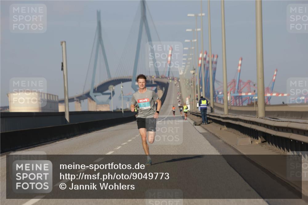 03.10.2025 - Köhlbrandbrückenlauf Jannik Wohlers http://msf.ph/oto/9049773 03.10.2025 09:35:00 Position 3  meine-sportfotos.de