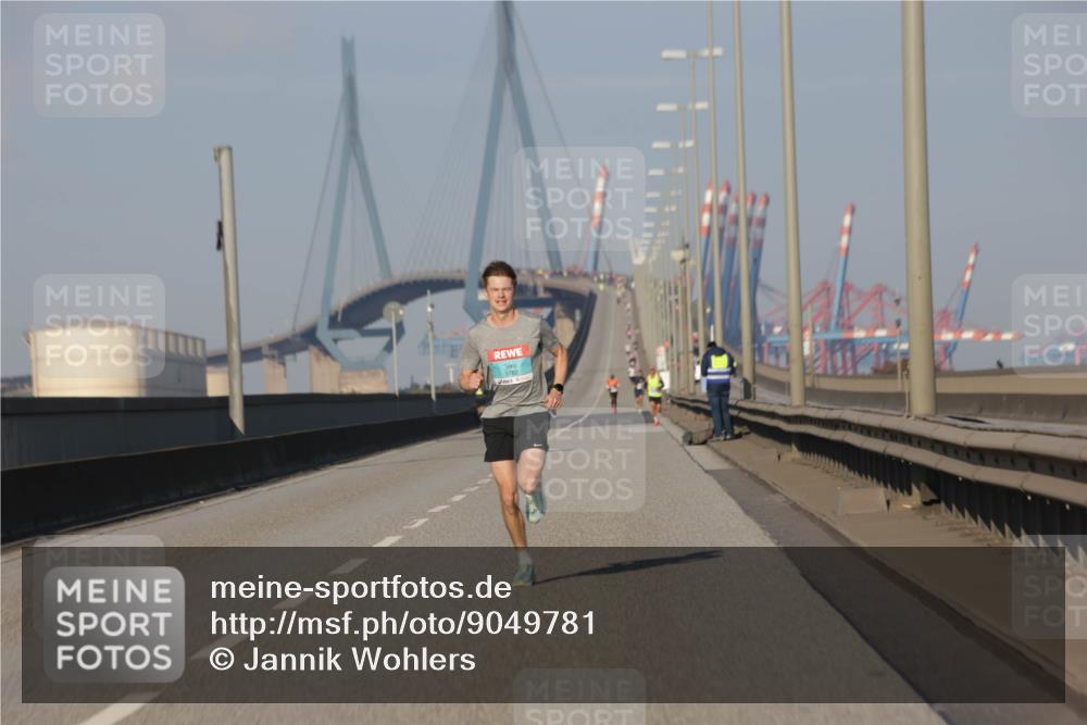 03.10.2025 - Köhlbrandbrückenlauf Jannik Wohlers http://msf.ph/oto/9049781 03.10.2025 09:35:00 Position 3 3782 meine-sportfotos.de