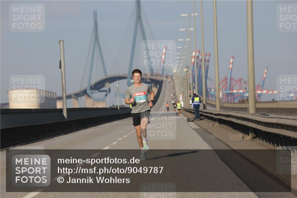 03.10.2025 - Köhlbrandbrückenlauf Jannik Wohlers http://msf.ph/oto/9049787 03.10.2025 09:35:00 Position 3 3782 meine-sportfotos.de