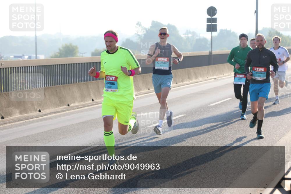 03.10.2025 - Köhlbrandbrückenlauf Lena Gebhardt http://msf.ph/oto/9049963 03.10.2025 09:13:32 Position 1 3082, 1017, 1026 meine-sportfotos.de