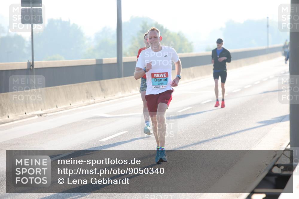 03.10.2025 - Köhlbrandbrückenlauf Lena Gebhardt http://msf.ph/oto/9050340 03.10.2025 09:13:56 Position 1 3086 meine-sportfotos.de