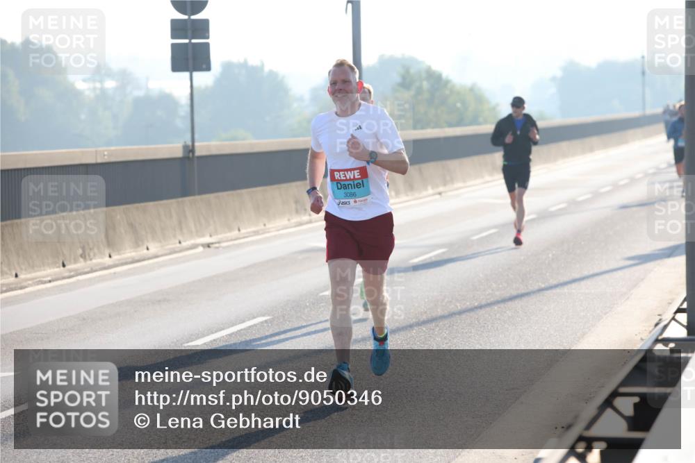 03.10.2025 - Köhlbrandbrückenlauf Lena Gebhardt http://msf.ph/oto/9050346 03.10.2025 09:13:57 Position 1 3086 meine-sportfotos.de
