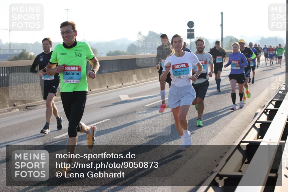 03.10.2025 - Köhlbrandbrückenlauf Lena Gebhardt http://msf.ph/oto/9050873 03.10.2025 09:14:28 Position 1 1061, 3262, 3715 meine-sportfotos.de