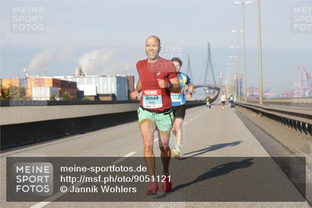 03.10.2025 - Köhlbrandbrückenlauf Jannik Wohlers http://msf.ph/oto/9051121 03.10.2025 09:37:05 Position 3 2968, 3304 meine-sportfotos.de