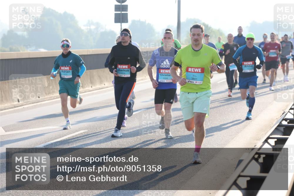 03.10.2025 - Köhlbrandbrückenlauf Lena Gebhardt http://msf.ph/oto/9051358 03.10.2025 09:14:43 Position 1 1275, 1019, 1028, 3841 meine-sportfotos.de