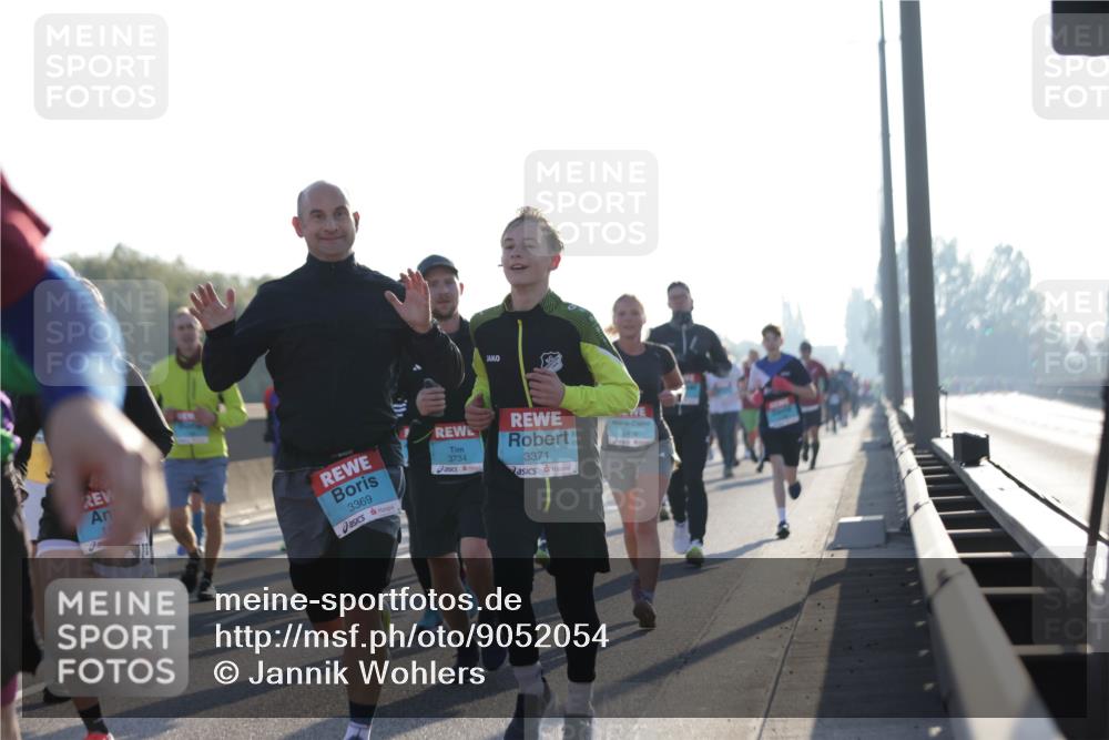 03.10.2025 - Köhlbrandbrückenlauf Jannik Wohlers http://msf.ph/oto/9052054 03.10.2025 09:19:17 Position 3 3369, 3734, 3371 meine-sportfotos.de