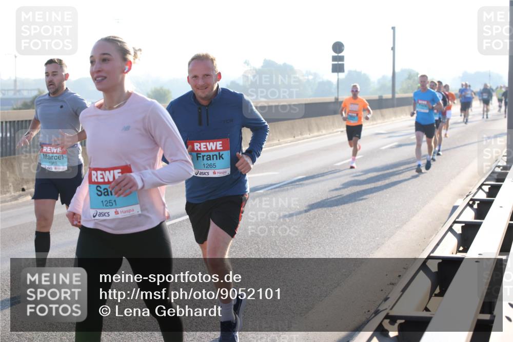 03.10.2025 - Köhlbrandbrückenlauf Lena Gebhardt http://msf.ph/oto/9052101 03.10.2025 09:15:06 Position 1 1069, 1251, 1265 meine-sportfotos.de