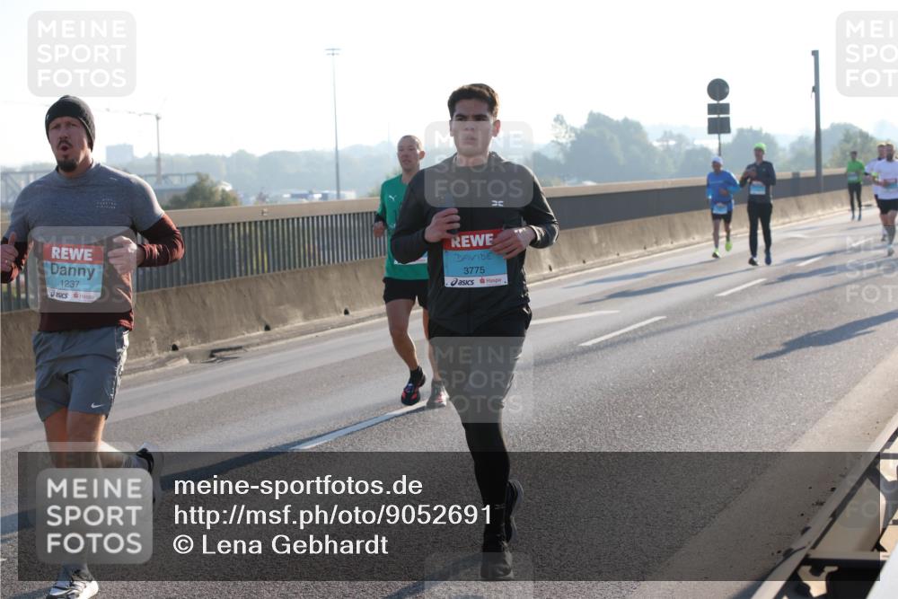 03.10.2025 - Köhlbrandbrückenlauf Lena Gebhardt http://msf.ph/oto/9052691 03.10.2025 09:15:24 Position 1 1237, 3775 meine-sportfotos.de