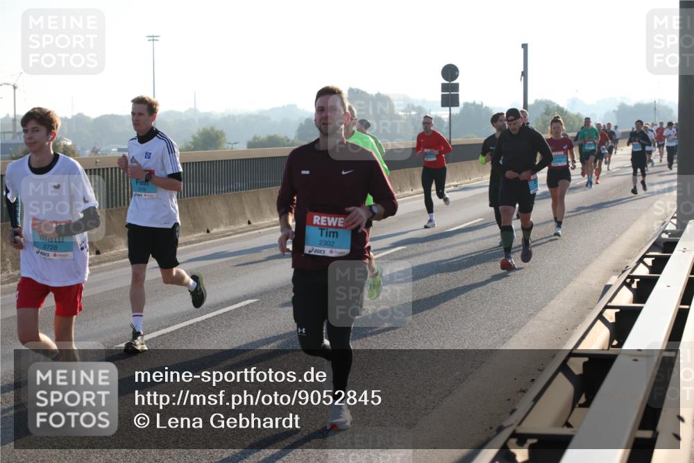 03.10.2025 - Köhlbrandbrückenlauf Lena Gebhardt http://msf.ph/oto/9052845 03.10.2025 09:15:32 Position 1 2728, 3155, 2302 meine-sportfotos.de