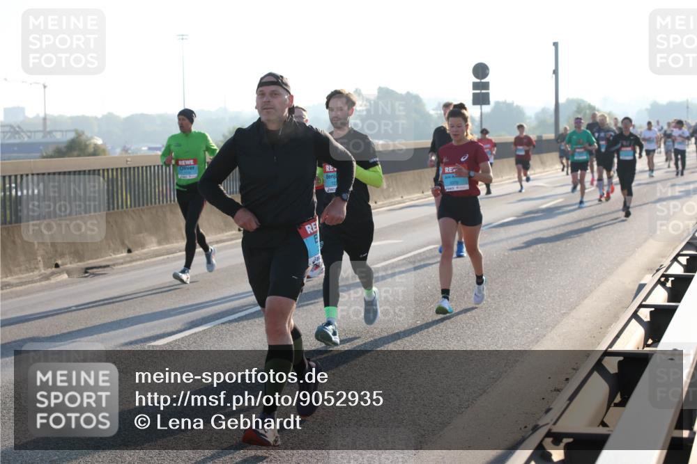 03.10.2025 - Köhlbrandbrückenlauf Lena Gebhardt http://msf.ph/oto/9052935 03.10.2025 09:15:34 Position 1 3376 meine-sportfotos.de