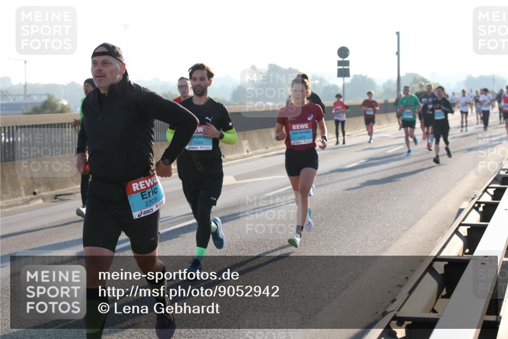 03.10.2025 - Köhlbrandbrückenlauf Lena Gebhardt http://msf.ph/oto/9052942 03.10.2025 09:15:34 Position 1 2709, 1224, 3376 meine-sportfotos.de
