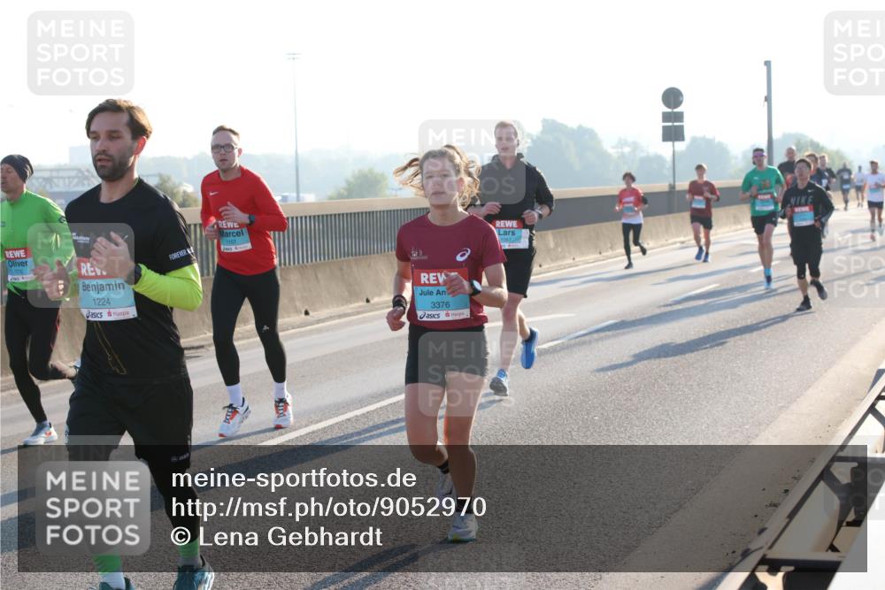 03.10.2025 - Köhlbrandbrückenlauf Lena Gebhardt http://msf.ph/oto/9052970 03.10.2025 09:15:35 Position 1 1010, 1224, 1107, 3376 meine-sportfotos.de