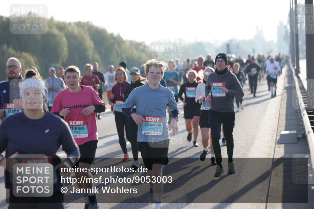 03.10.2025 - Köhlbrandbrückenlauf Jannik Wohlers http://msf.ph/oto/9053003 03.10.2025 09:19:45 Position 3 1755, 1601, 1753, 2323 meine-sportfotos.de