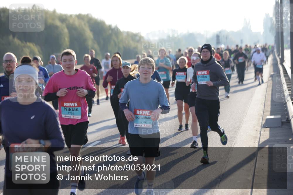 03.10.2025 - Köhlbrandbrückenlauf Jannik Wohlers http://msf.ph/oto/9053021 03.10.2025 09:19:45 Position 3 1801, 1755, 1753, 2323 meine-sportfotos.de