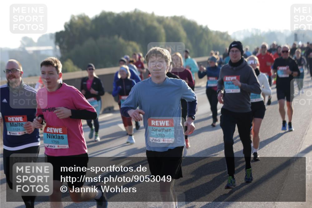 03.10.2025 - Köhlbrandbrückenlauf Jannik Wohlers http://msf.ph/oto/9053049 03.10.2025 09:19:47 Position 3 1124, 1755, 1753, 2323 meine-sportfotos.de