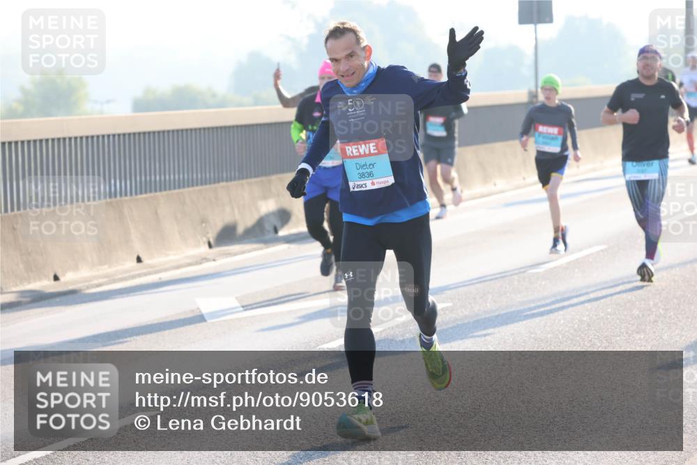 03.10.2025 - Köhlbrandbrückenlauf Lena Gebhardt http://msf.ph/oto/9053618 03.10.2025 09:16:10 Position 1 50, 3836 meine-sportfotos.de
