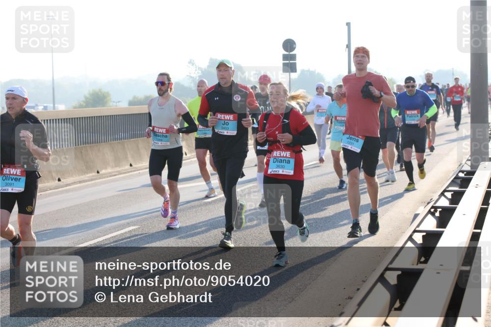 03.10.2025 - Köhlbrandbrückenlauf Lena Gebhardt http://msf.ph/oto/9054020 03.10.2025 09:16:21 Position 1 3091, 1269, 3403, 3630, 1231 meine-sportfotos.de