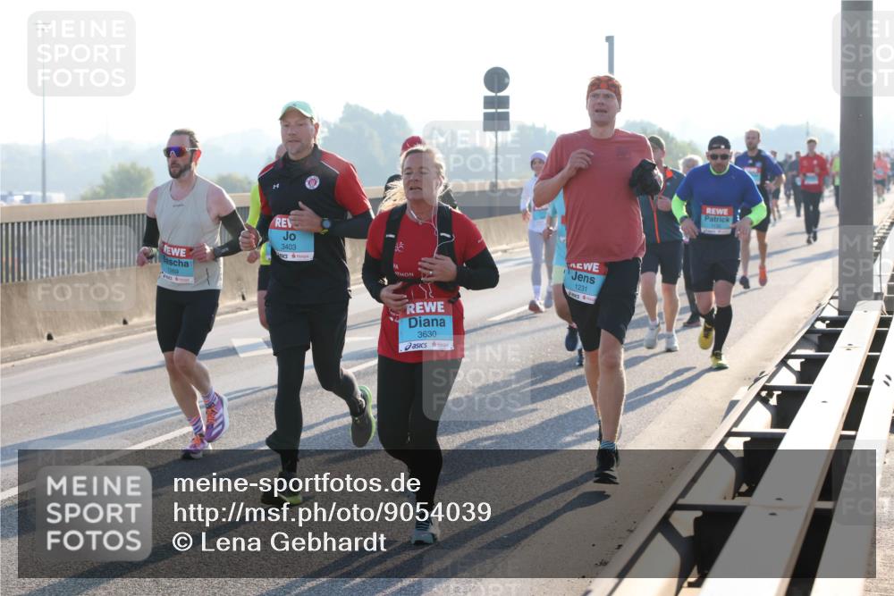 03.10.2025 - Köhlbrandbrückenlauf Lena Gebhardt http://msf.ph/oto/9054039 03.10.2025 09:16:22 Position 1 1269, 3403, 3630, 1231 meine-sportfotos.de