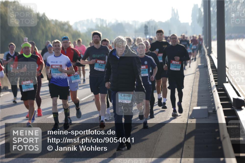 03.10.2025 - Köhlbrandbrückenlauf Jannik Wohlers http://msf.ph/oto/9054041 03.10.2025 09:20:08 Position 3 3049, 3048, 047, 1372 meine-sportfotos.de