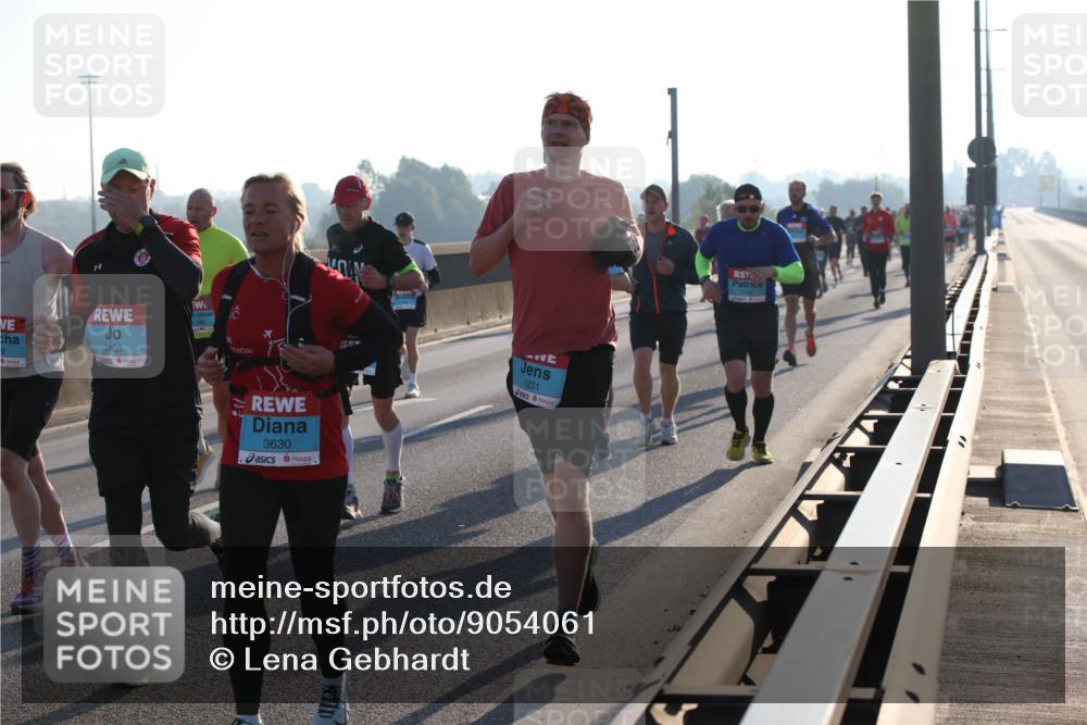 03.10.2025 - Köhlbrandbrückenlauf Lena Gebhardt http://msf.ph/oto/9054061 03.10.2025 09:16:22 Position 1 9, 3403, 3630, 1231 meine-sportfotos.de