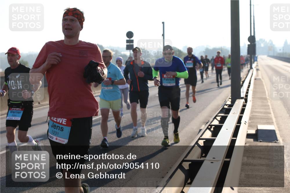 03.10.2025 - Köhlbrandbrückenlauf Lena Gebhardt http://msf.ph/oto/9054110 03.10.2025 09:16:23 Position 1 3264, 1231, 1132 meine-sportfotos.de