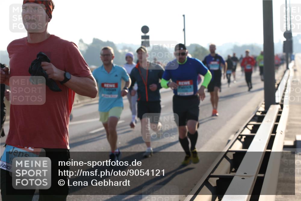 03.10.2025 - Köhlbrandbrückenlauf Lena Gebhardt http://msf.ph/oto/9054121 03.10.2025 09:16:23 Position 1 1231 meine-sportfotos.de