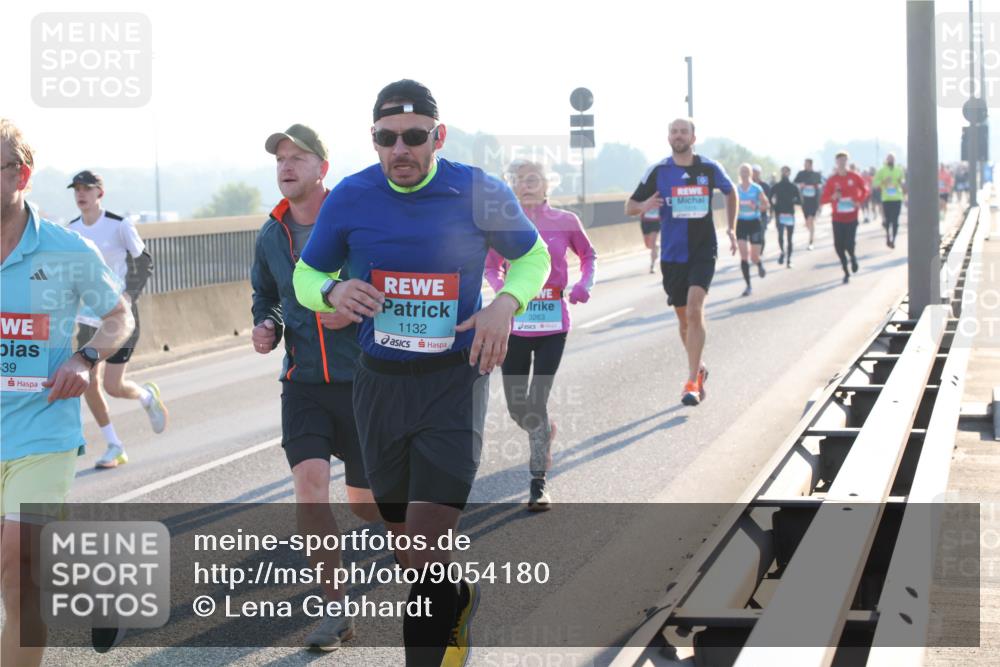 03.10.2025 - Köhlbrandbrückenlauf Lena Gebhardt http://msf.ph/oto/9054180 03.10.2025 09:16:25 Position 1 39, 1132, 3263 meine-sportfotos.de