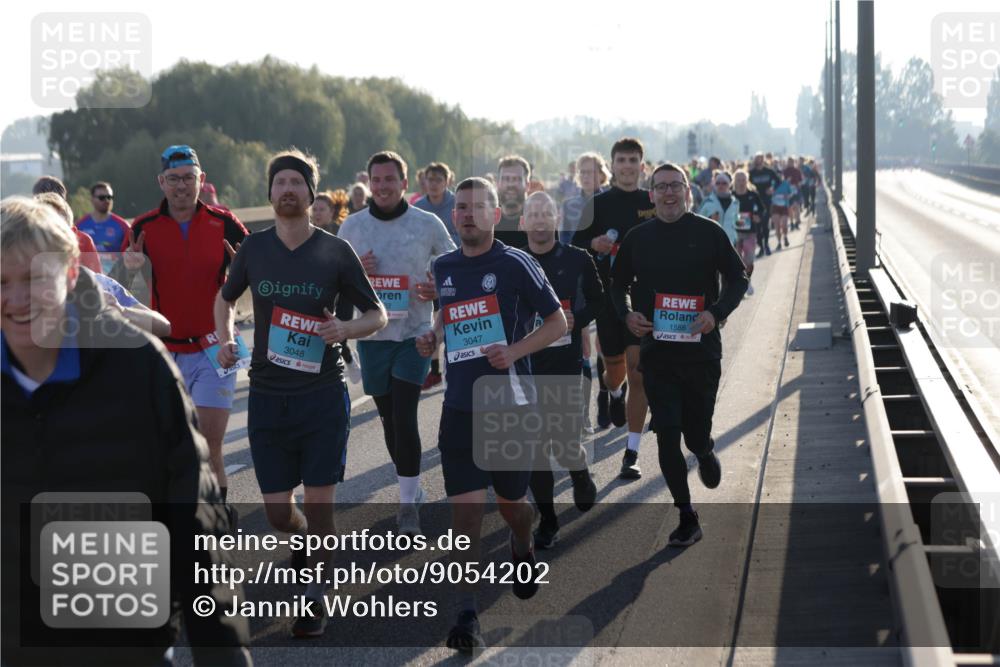 03.10.2025 - Köhlbrandbrückenlauf Jannik Wohlers http://msf.ph/oto/9054202 03.10.2025 09:20:12 Position 3 3048, 3047, 1588 meine-sportfotos.de