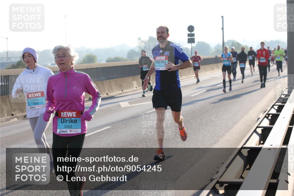 03.10.2025 - Köhlbrandbrückenlauf Lena Gebhardt http://msf.ph/oto/9054245 03.10.2025 09:16:26 Position 1 3837, 3263, 1215 meine-sportfotos.de