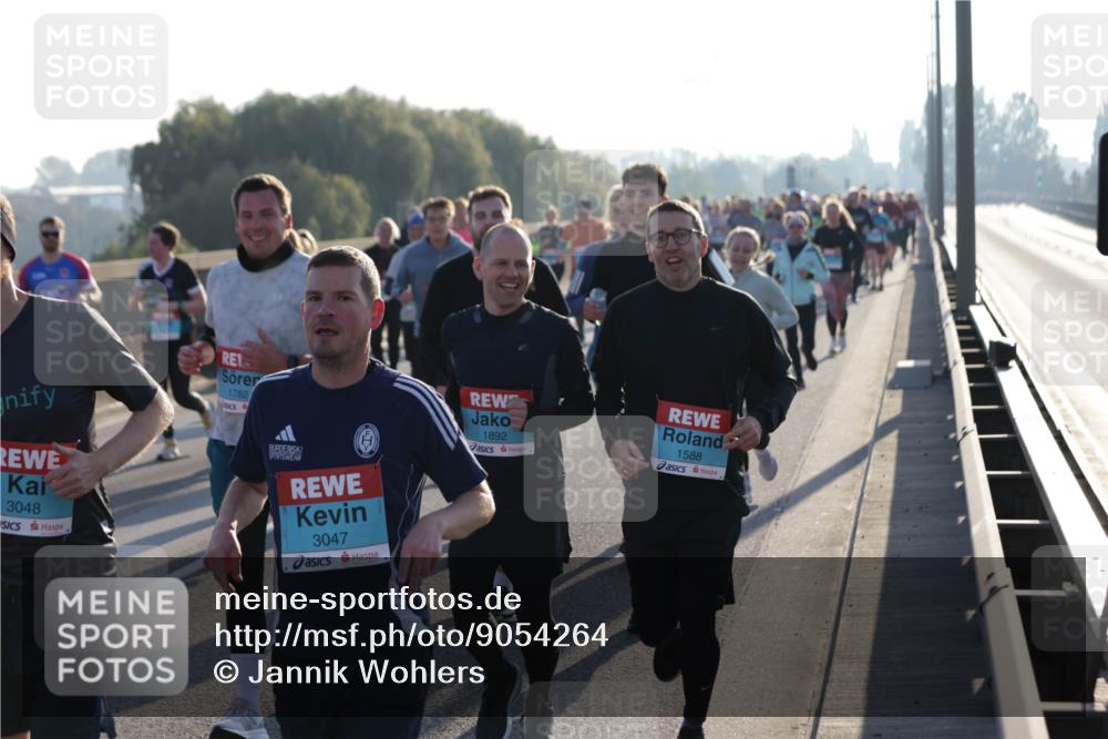 03.10.2025 - Köhlbrandbrückenlauf Jannik Wohlers http://msf.ph/oto/9054264 03.10.2025 09:20:13 Position 3 3048, 1782, 3047, 1892, 1588 meine-sportfotos.de