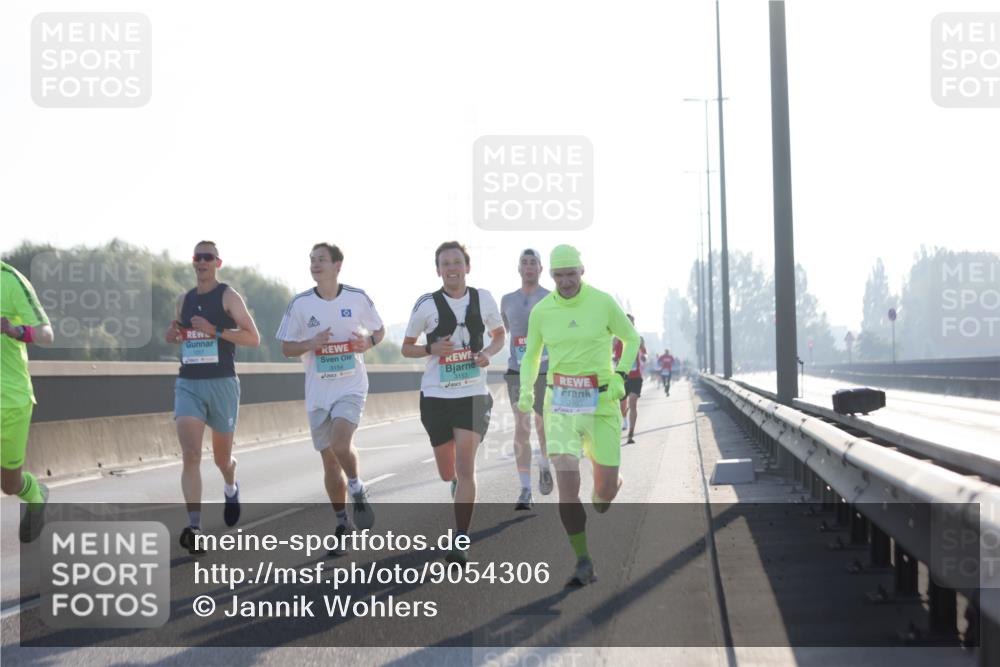 03.10.2025 - Köhlbrandbrückenlauf Jannik Wohlers http://msf.ph/oto/9054306 03.10.2025 09:11:57 Position 3 3154, 3153, 3460 meine-sportfotos.de