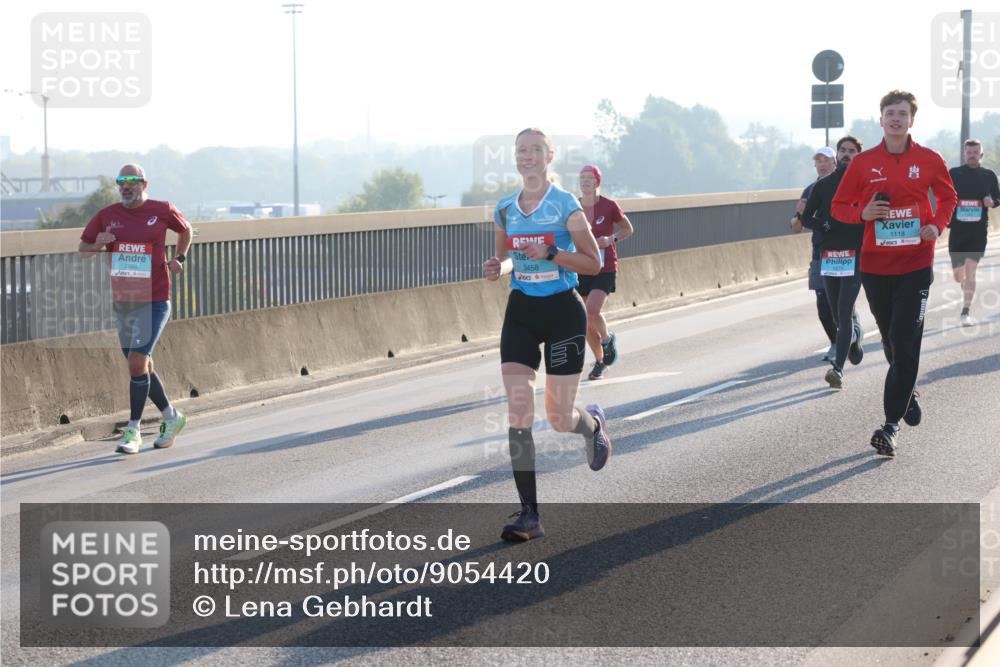 03.10.2025 - Köhlbrandbrückenlauf Lena Gebhardt http://msf.ph/oto/9054420 03.10.2025 09:16:30 Position 1 3458, 1279, 1118 meine-sportfotos.de