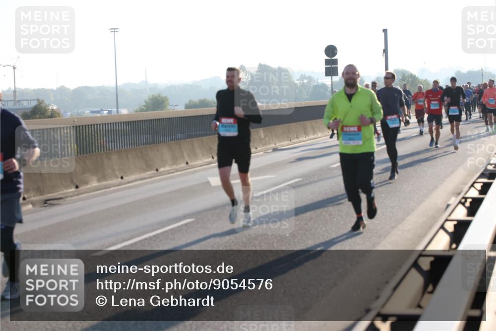 03.10.2025 - Köhlbrandbrückenlauf Lena Gebhardt http://msf.ph/oto/9054576 03.10.2025 09:16:34 Position 1  meine-sportfotos.de