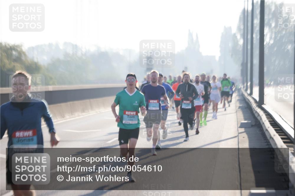 03.10.2025 - Köhlbrandbrückenlauf Jannik Wohlers http://msf.ph/oto/9054610 03.10.2025 09:12:29 Position 3 2950, 1268 meine-sportfotos.de