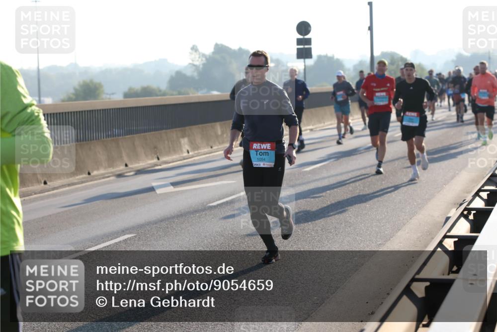 03.10.2025 - Köhlbrandbrückenlauf Lena Gebhardt http://msf.ph/oto/9054659 03.10.2025 09:16:36 Position 1 1054 meine-sportfotos.de