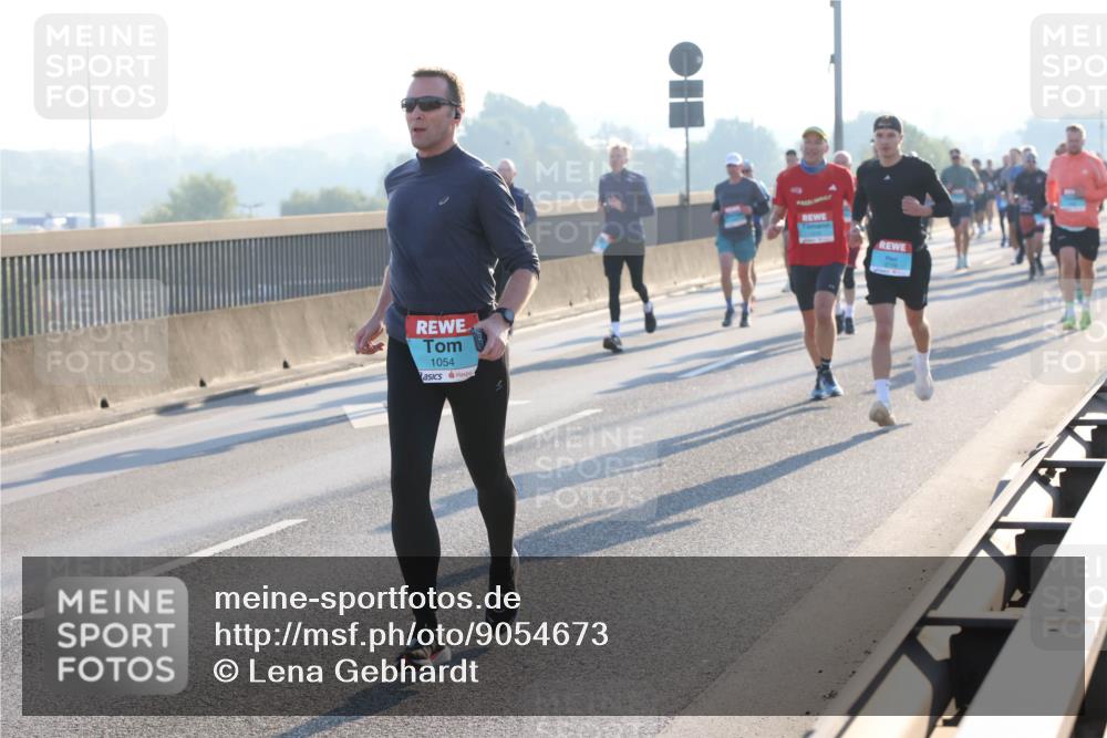 03.10.2025 - Köhlbrandbrückenlauf Lena Gebhardt http://msf.ph/oto/9054673 03.10.2025 09:16:36 Position 1 1054 meine-sportfotos.de