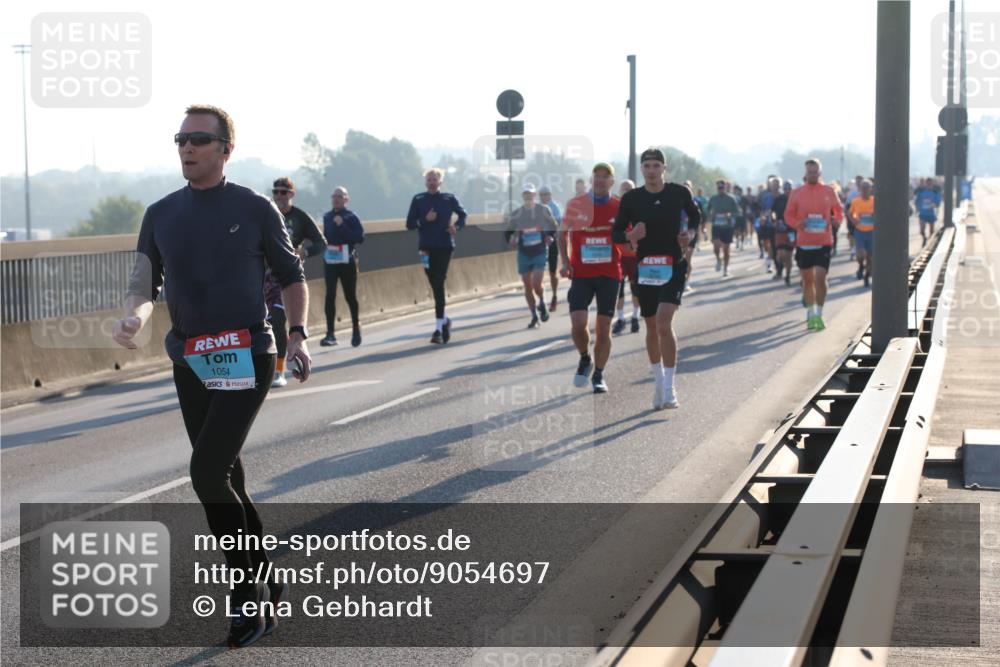 03.10.2025 - Köhlbrandbrückenlauf Lena Gebhardt http://msf.ph/oto/9054697 03.10.2025 09:16:37 Position 1 1054 meine-sportfotos.de