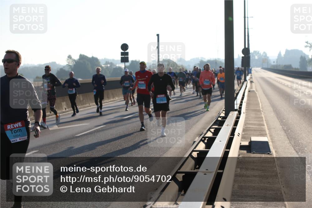 03.10.2025 - Köhlbrandbrückenlauf Lena Gebhardt http://msf.ph/oto/9054702 03.10.2025 09:16:37 Position 1 1054 meine-sportfotos.de