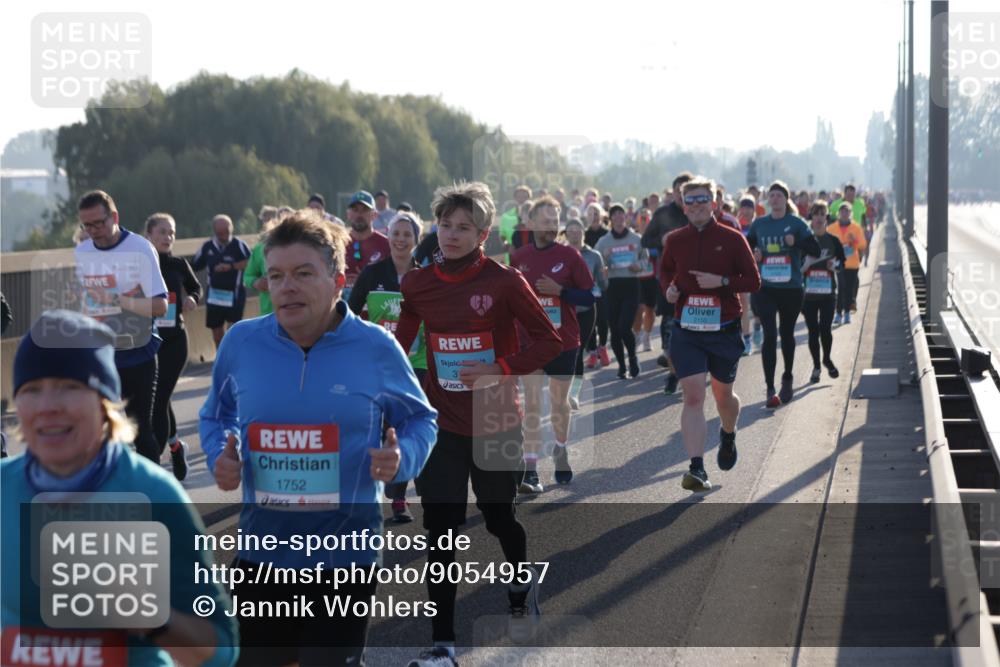 03.10.2025 - Köhlbrandbrückenlauf Jannik Wohlers http://msf.ph/oto/9054957 03.10.2025 09:20:26 Position 3 1752, 3, 2150 meine-sportfotos.de
