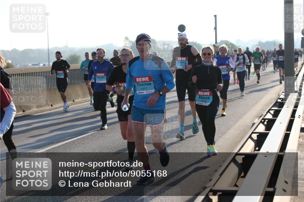 03.10.2025 - Köhlbrandbrückenlauf Lena Gebhardt http://msf.ph/oto/9055168 03.10.2025 09:16:50 Position 1 1249, 3317, 2777, 3174 meine-sportfotos.de