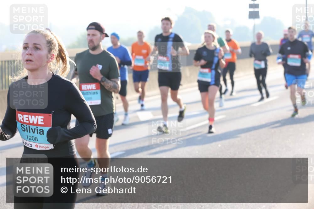 03.10.2025 - Köhlbrandbrückenlauf Lena Gebhardt http://msf.ph/oto/9056721 03.10.2025 09:17:36 Position 1 1208 meine-sportfotos.de