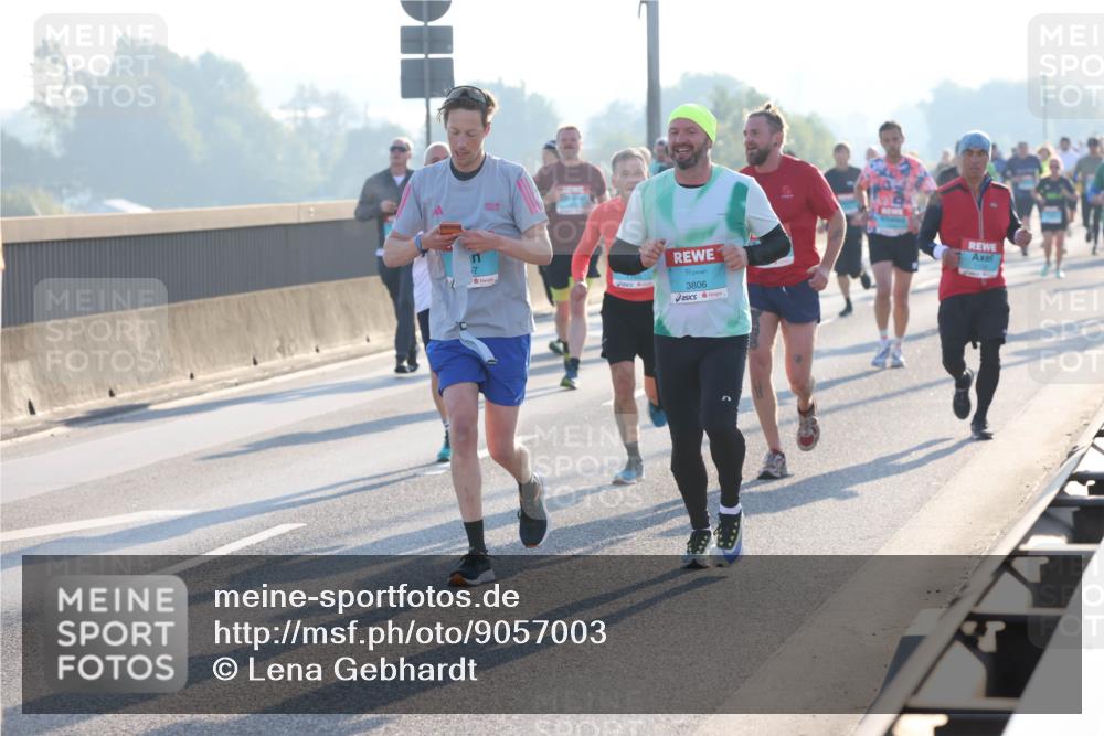 03.10.2025 - Köhlbrandbrückenlauf Lena Gebhardt http://msf.ph/oto/9057003 03.10.2025 09:17:45 Position 1 3806 meine-sportfotos.de