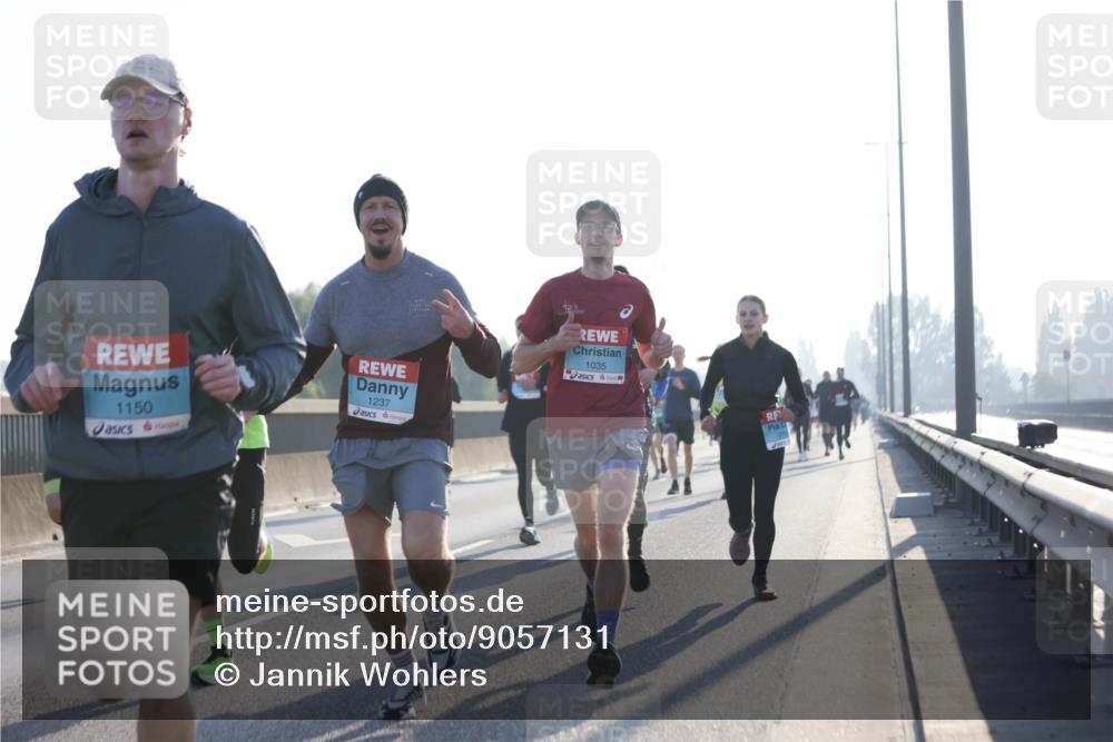 03.10.2025 - Köhlbrandbrückenlauf Jannik Wohlers http://msf.ph/oto/9057131 03.10.2025 09:13:29 Position 3 1150, 1237, 1035 meine-sportfotos.de