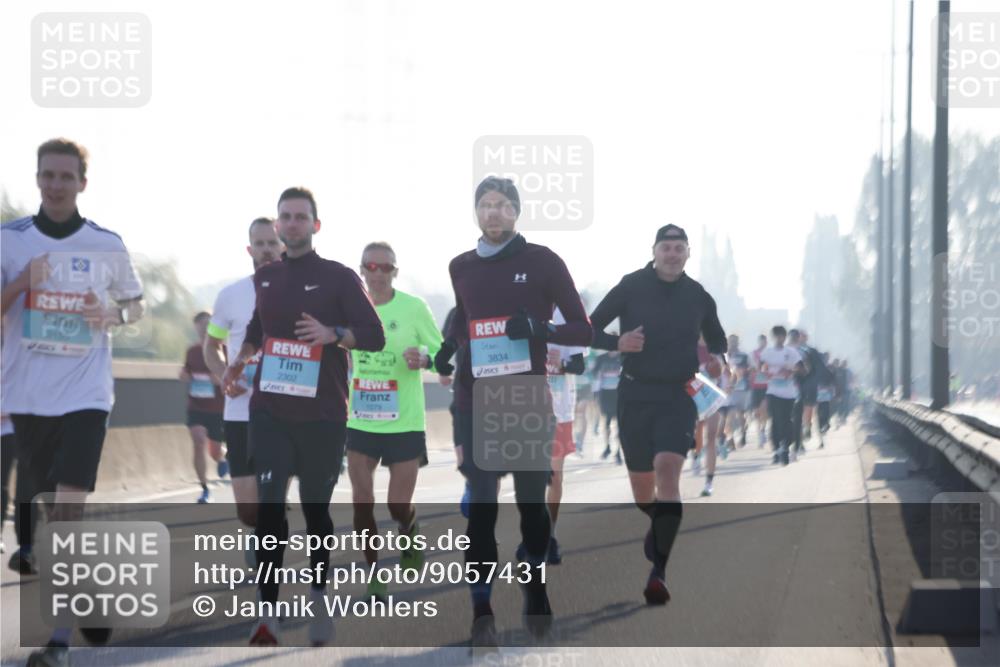 03.10.2025 - Köhlbrandbrückenlauf Jannik Wohlers http://msf.ph/oto/9057431 03.10.2025 09:13:36 Position 3 3155, 2302, 1079, 3834 meine-sportfotos.de