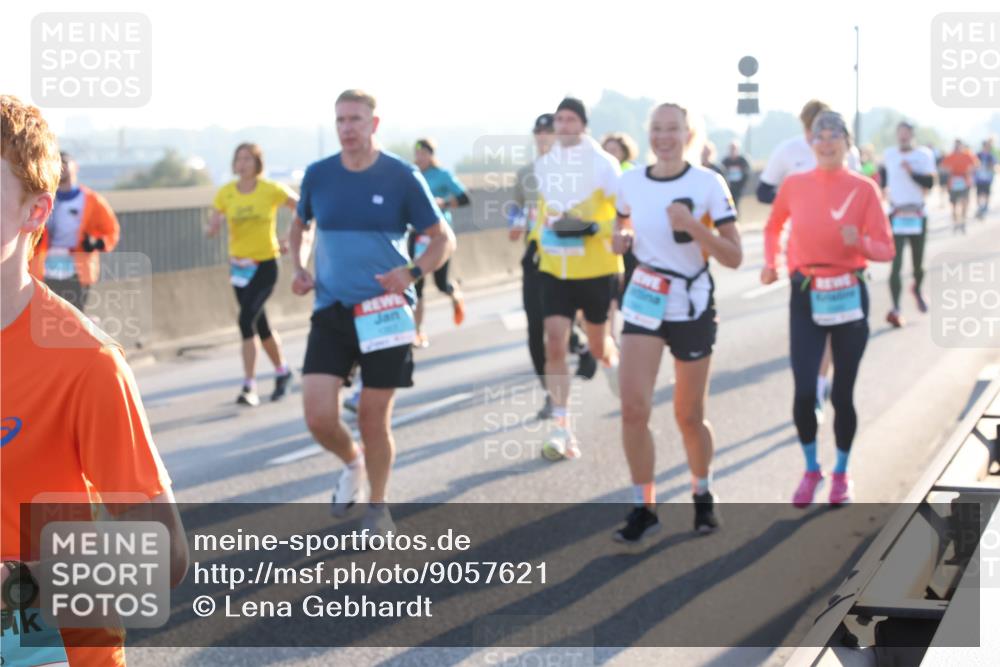 03.10.2025 - Köhlbrandbrückenlauf Lena Gebhardt http://msf.ph/oto/9057621 03.10.2025 09:18:03 Position 1  meine-sportfotos.de