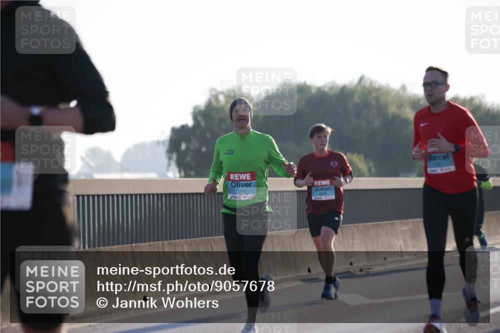 03.10.2025 - Köhlbrandbrückenlauf Jannik Wohlers http://msf.ph/oto/9057678 03.10.2025 09:13:44 Position 3 1010, 1075, 1107 meine-sportfotos.de