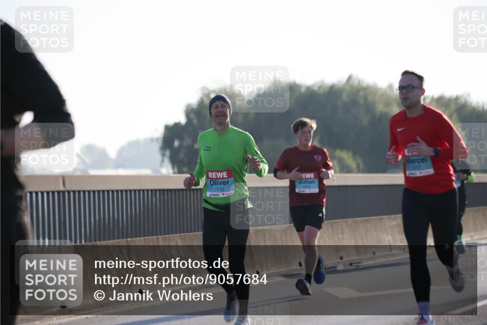03.10.2025 - Köhlbrandbrückenlauf Jannik Wohlers http://msf.ph/oto/9057684 03.10.2025 09:13:44 Position 3 1010, 1075, 1107 meine-sportfotos.de